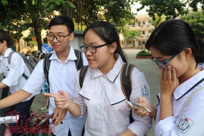 Kết thúc môn thi Toán: Đề thi khó, thí sinh khóc nức nở ảnh 7